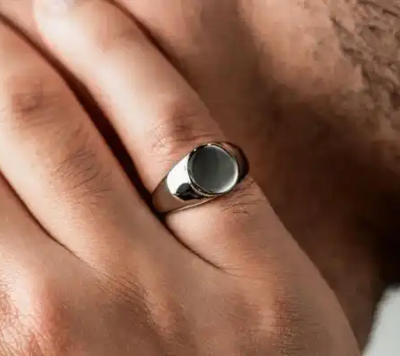 Riivaaj-Classic-Small-Signet-Ring-Unisex