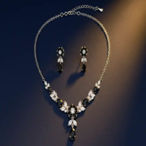 Glamorous Silver-Plated Crystal Necklace Set (6) (1)